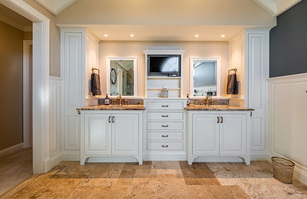 Custom Home Interior by Gavin Construction: Primary Bathroom