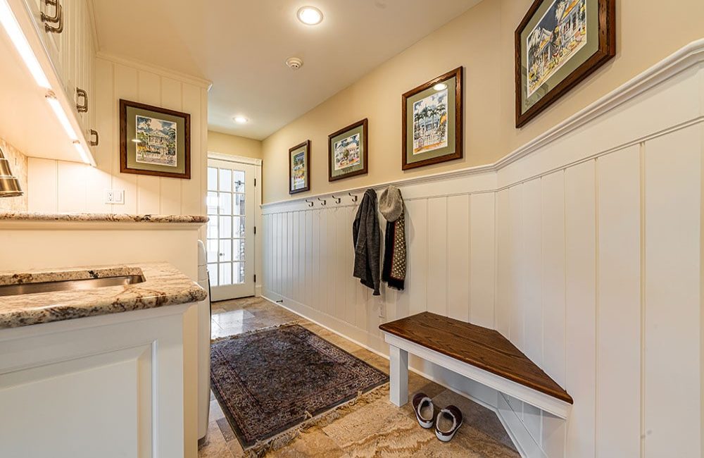 Custom Home Interior by Gavin Construction: Laundry/Mudroom